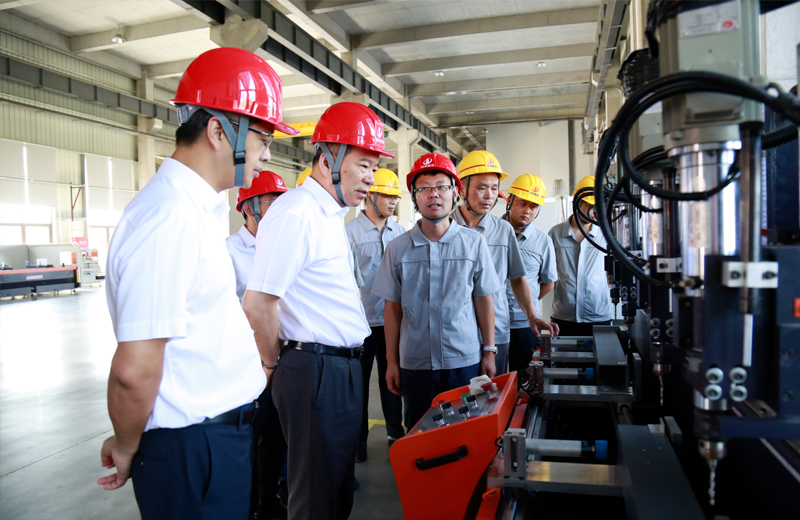 2019年8月5日，球盟会控股集团董事长楼永良带领产业发展部副总经理吕剑、技术发展部总经理助理龚旭峰来到武汉检查走访球盟会六建，建设集团总裁兼球盟会六建总经理吴海涛陪同。