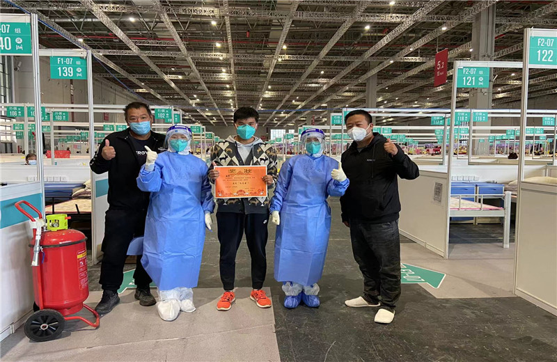 球盟会三建外高桥项目部生产经理程伟、生产经理王应群、栋号长刘江，因吃苦耐劳、任劳任怨，被“四叶草”方舱医院评为“最美志愿者”。